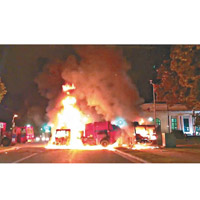 威州示威者焚燒汽車。