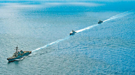 美軍與土耳其演習：美軍神盾驅逐艦邱吉爾號（前）與土耳其海軍艦艇演習。