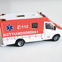 玩具救護車上印了緊急求助電話。