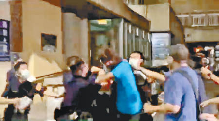 警方移送期間，疑犯遭陳之漢支持者毆打。