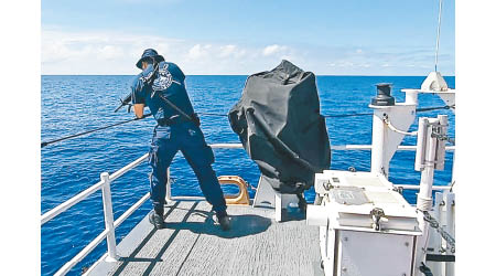 專門監察的隊員辛特龍朝鯊魚開槍。