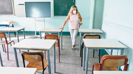 歐洲多地準備復課，課室枱椅加大分隔闊度。