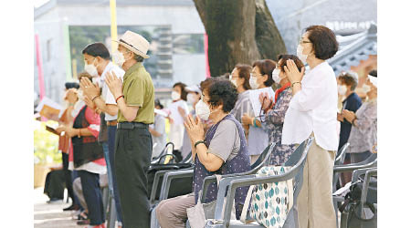 首爾市持續出現社區感染，市民祈求疫情消退。