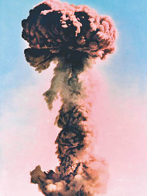 中國於一九六四年成功引爆第一枚原子彈。
