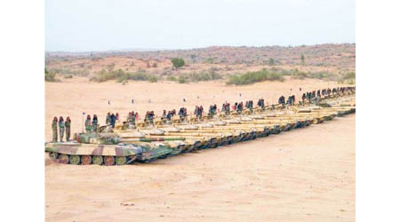 印軍在斯潘古爾湖與楚舒爾之間部署大批坦克。