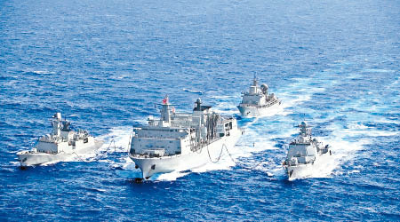 南海艦隊遠海聯合訓練編隊於年初演練戰時補給。