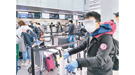 中國在美國全面實施赴華乘客核酸檢測措施。圖為在三藩市等候登機回國的中國乘客。（中新社圖片）