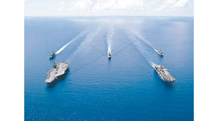 美國海軍列根號（前左）與拳師號（前右）等艦隻早前在南海演練。