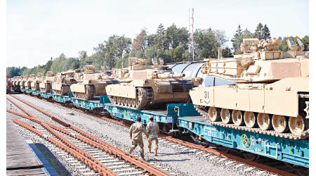 美軍坦克由貨運列車運抵立陶宛。