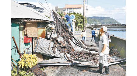 日本<br>鹿兒島縣奄美市有民房受損。（美聯社圖片）