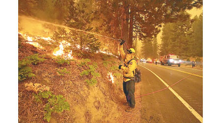加州山火仍未救熄，消防員疲於奔命。