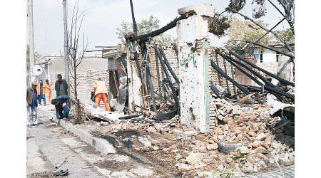 阿富汗炸彈襲擊，涉事商店毀於一旦。