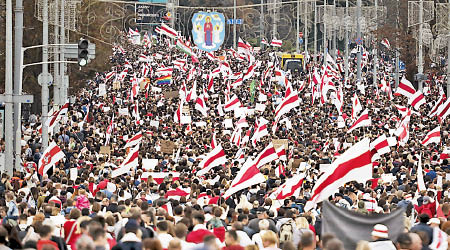 反對派示威者在白羅斯首都明斯克聚集。（美聯社圖片）