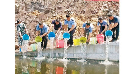 江北警方將魚苗放生到明月湖。