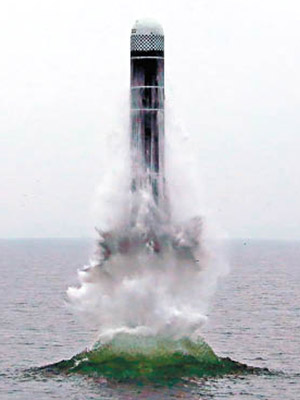 美國智庫指北韓將發射潛射彈道導彈，圖為去年北韓試射北極星三型潛射彈道導彈。