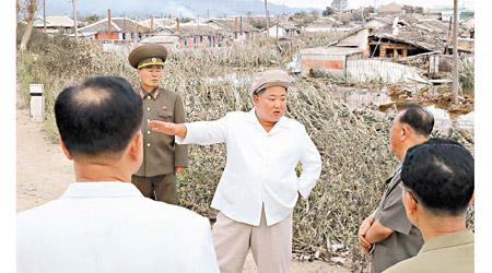 金正恩日前視察受風災影響地區。（美聯社圖片）