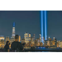 紐約世貿大廈遺址亮起光柱悼念九一一恐襲死者。