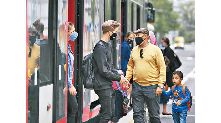東歐疫情反彈，捷克首都布拉格民眾乘坐電車時戴口罩。（美聯社圖片）