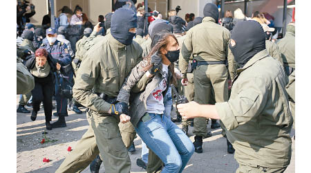 蒙面警員拘捕示威者。（美聯社圖片）