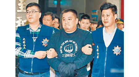朱雪璋（中）潛逃大陸被公安逮捕，押回台灣服刑。（中時電子報圖片）