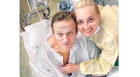 納瓦尼上載在病房內與妻子的合照。（美聯社圖片）