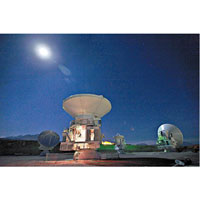 研究人員透過智利的巨型陣列無線電天文望遠鏡（圖）觀測金星。