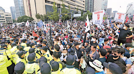 首爾市早前有集會舉行，被指是新一波疫情的源頭。（美聯社圖片）