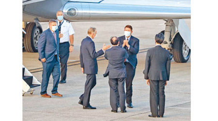 美國國務次卿克拉奇（右二）與台方官員作揖代替握手。（美聯社圖片）