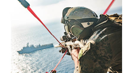 美國海軍陸戰隊在南海演習，模擬攻上敵船。
