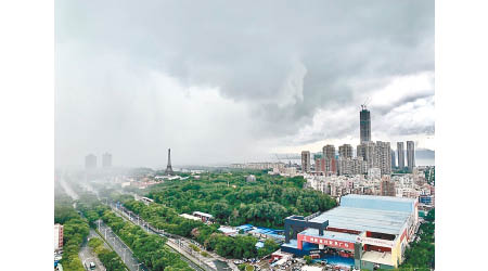 颱風掠過深圳的一刻，不少建築被大雨遮蓋。