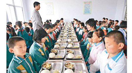 內地學校為學生提供營養餐。