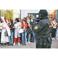 女示威者組人鏈與警員對峙。（美聯社圖片）