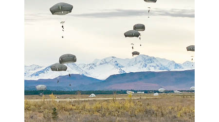 北美洲阿拉斯加<br>美軍傘兵在阿拉斯加唐納利訓練區空降。