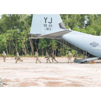 西太平洋帛琉<br>C130運輸機在帛琉群島放下步兵。