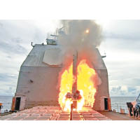 西太平洋關島<br>美軍艦發射戰斧巡航導彈。
