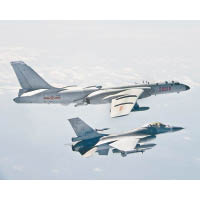 台灣曾出動F16戰機（下）監視解放軍轟6轟炸機。