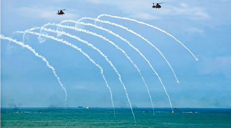 解放軍軍機近日在廣東海域進行演練。
