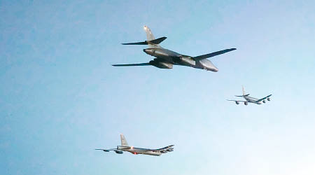 B1B（左上）、B52H（左下）和KC135（右）組成飛行編隊。