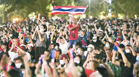 曼谷繼續有示威者上街。（美聯社圖片）