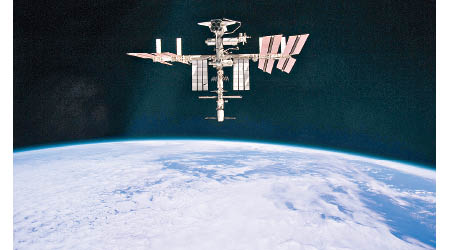 國際太空站（圖）需調整飛行軌道以避開太空垃圾。