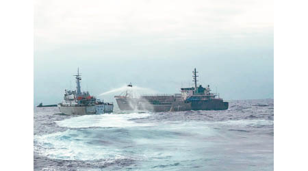 台海巡署大型艦艇利用高壓水炮射擊大陸採砂船。