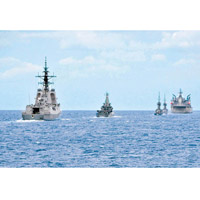 澳洲與新加坡兩國海軍在南海演習，左起霍巴特號、堅毅號、英勇號、英武號、天狼星號。