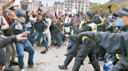 防暴警員與示威者爆發衝突。（美聯社圖片）