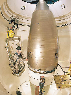 美軍在評估把儲備的現役核彈頭，部署在戰略轟炸機及戰略核潛艇的所需時間。（美聯社圖片）