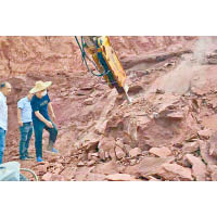 發現化石的地方是一處正施工的紅沙岩山坡。