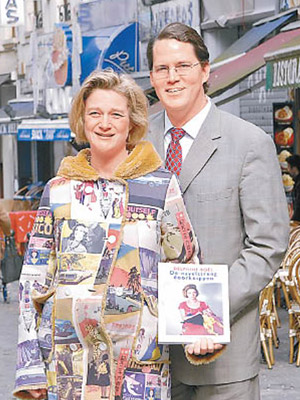 寶埃爾（左）與丈夫早年手持新書合照。（美聯社圖片）