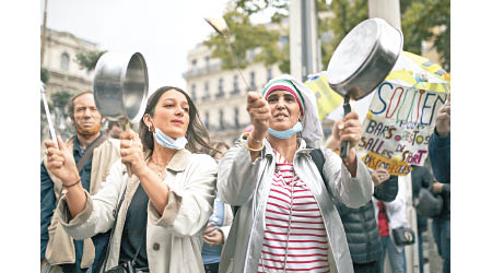法國已限制餐廳營業，東主上街抗議。