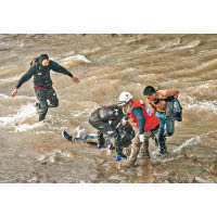 目擊者及救護員落水拯救傷者。（美聯社圖片）