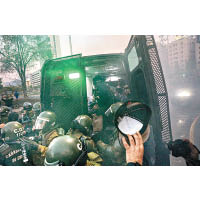 警員把被捕示威者押上警車。