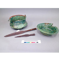 出土文物尚包括青銅碗及矛鏃。